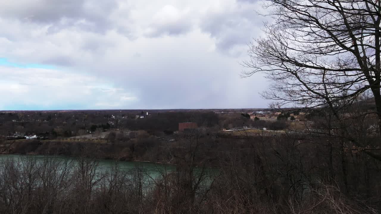 강 수역의 왼쪽에서 오른쪽 팬 샷