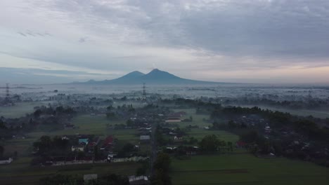 hermosas y exóticas vistas matutinas de dos montañas con niebla