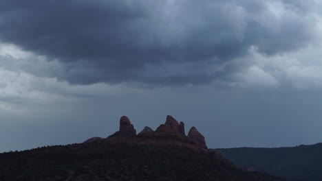 densas nubes de tormenta antes del monzón en sedona, arizona