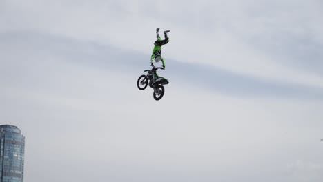 acrobacias de motocross en la ciudad