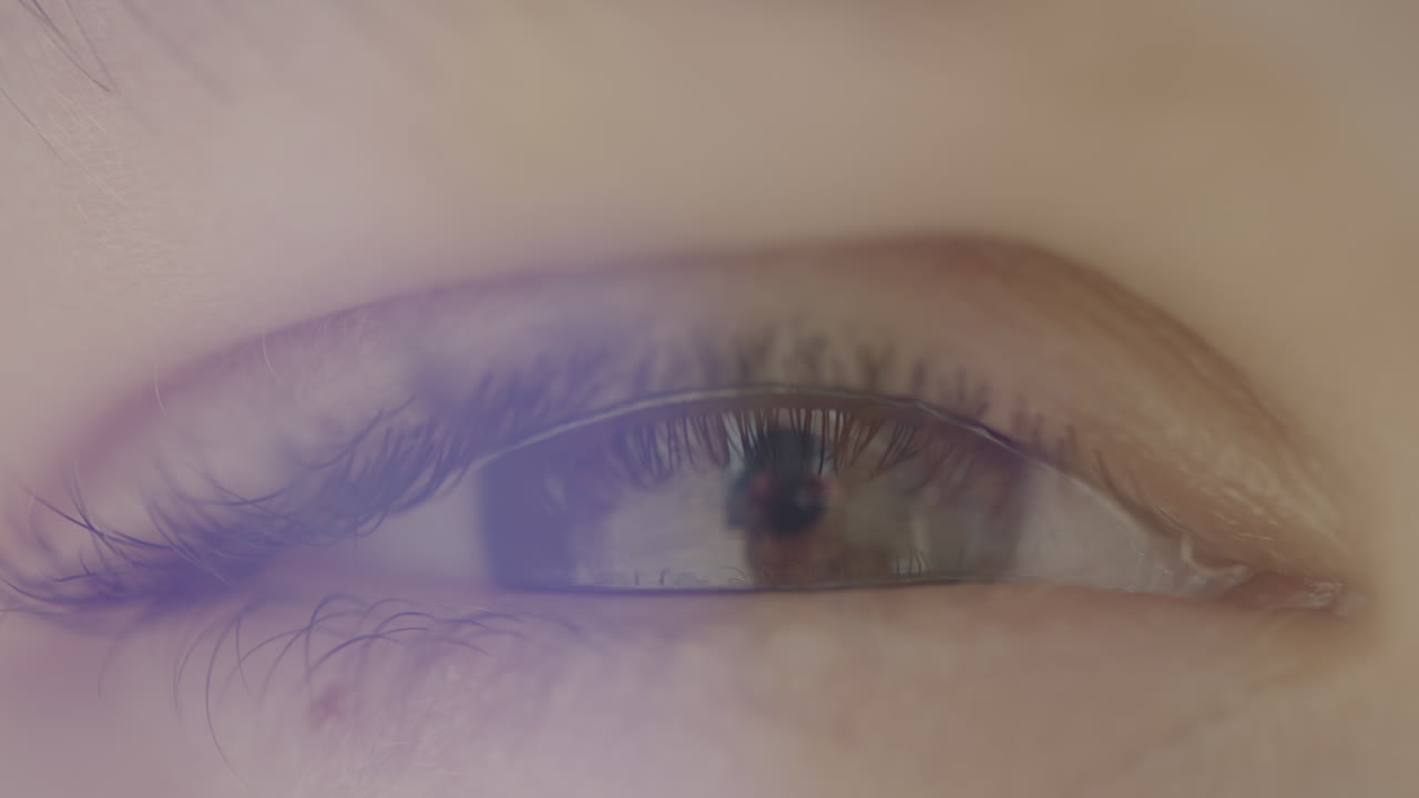 아이의 눈을 가늘게 뜨고 카메라를 똑바로 쳐다보는 극단적인 클로즈업