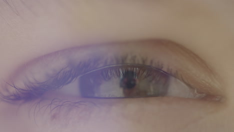 primer plano extremo del ojo de un niño entrecerrando los ojos y mirando directamente a la cámara