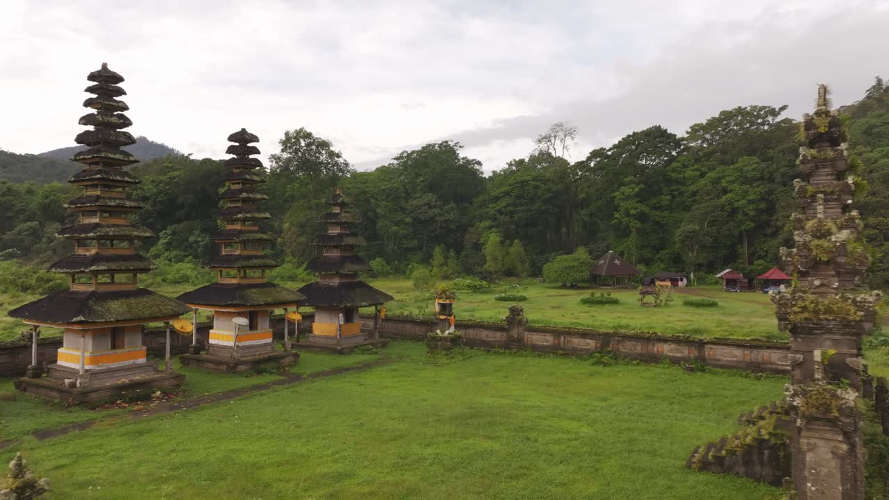 Alba su Munduk con il tempio Ulun Danu Tamblingan in riva al lago, Indonesia.