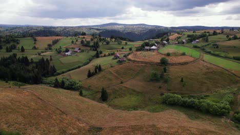 antena de la colina de tierras de cultivo agrícola con casas en paisaje verde, marisel