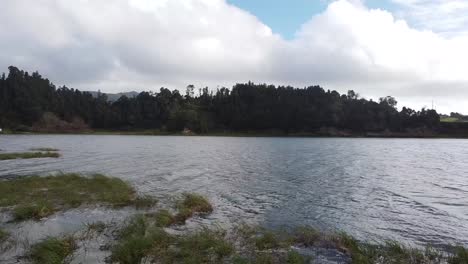 Vuelo-Con-Drone-Sobre-El-Lago