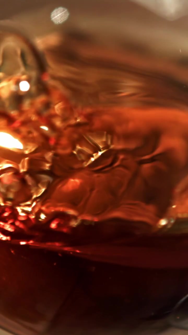 Liquido rosso che schizza e si increspa al rallentatore