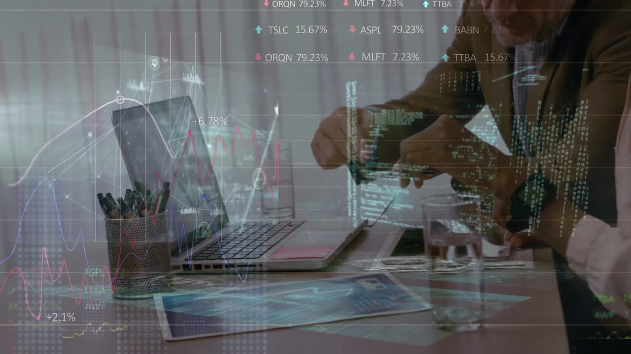 animazione di dati finanziari e grafici su diversi uomini d'affari che lavorano insieme in ufficio