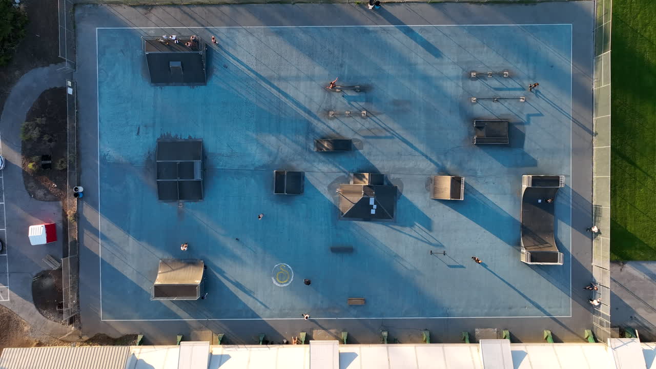 vista aérea de arriba hacia abajo del parque de patinaje