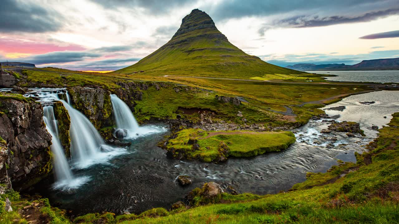 video de bucle sin costuras: iceland fotografía timelapse de cascada y montaña famosa. kirkjufellsfoss y kirkjufell en el paisaje natural del norte de islandia. video de lapso de tiempo en 4k - video en bucle.