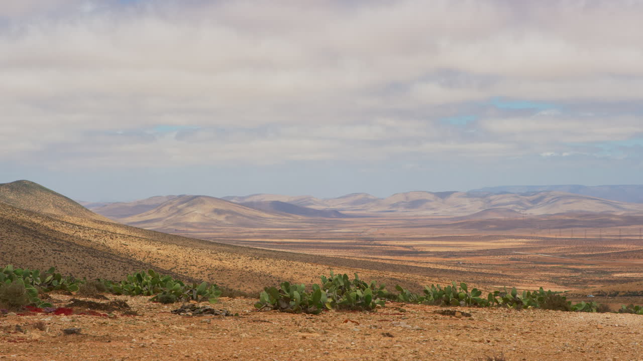 Timelapse di paesaggio desertico e nuvole in Marocco, ripresa statica da treppiede.