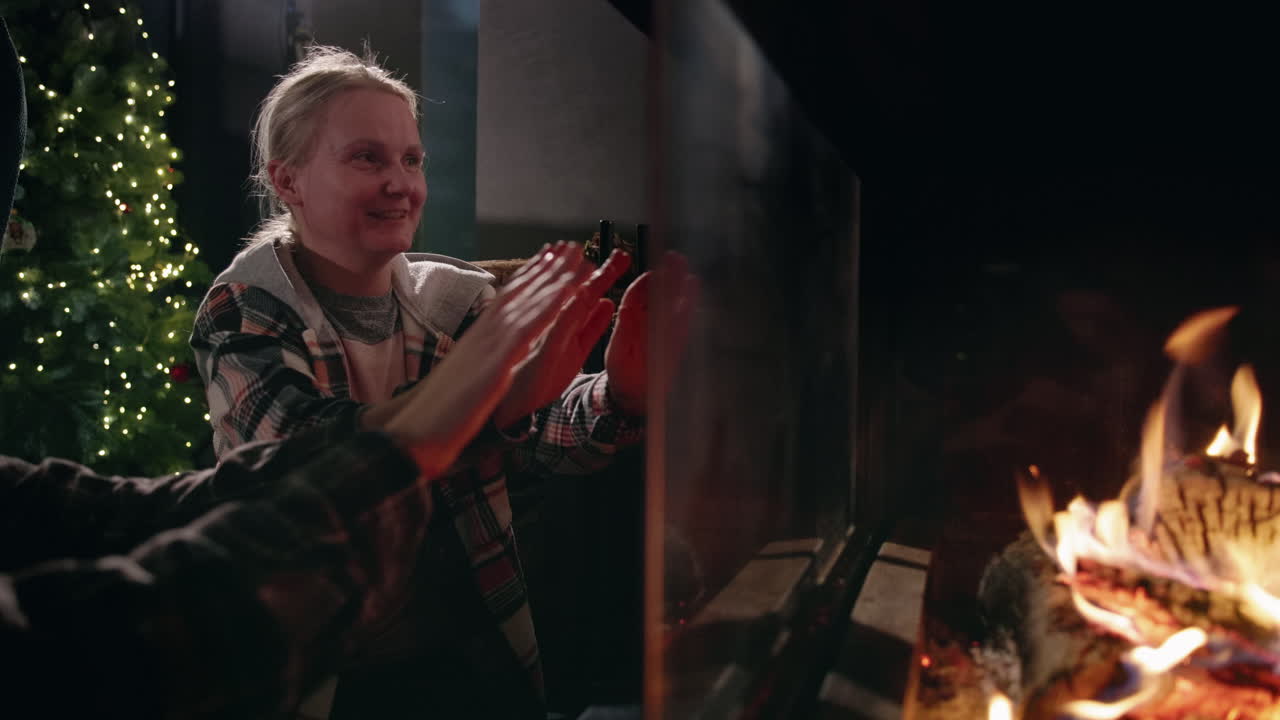una acogedora noche de navidad junto a la chimenea.