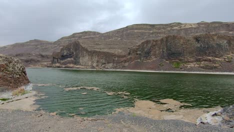 Pan-of-Alkali-Lake-and-Highway-17-in-northern-Washington-state-on-a-cloudy,-breezy-afternoon