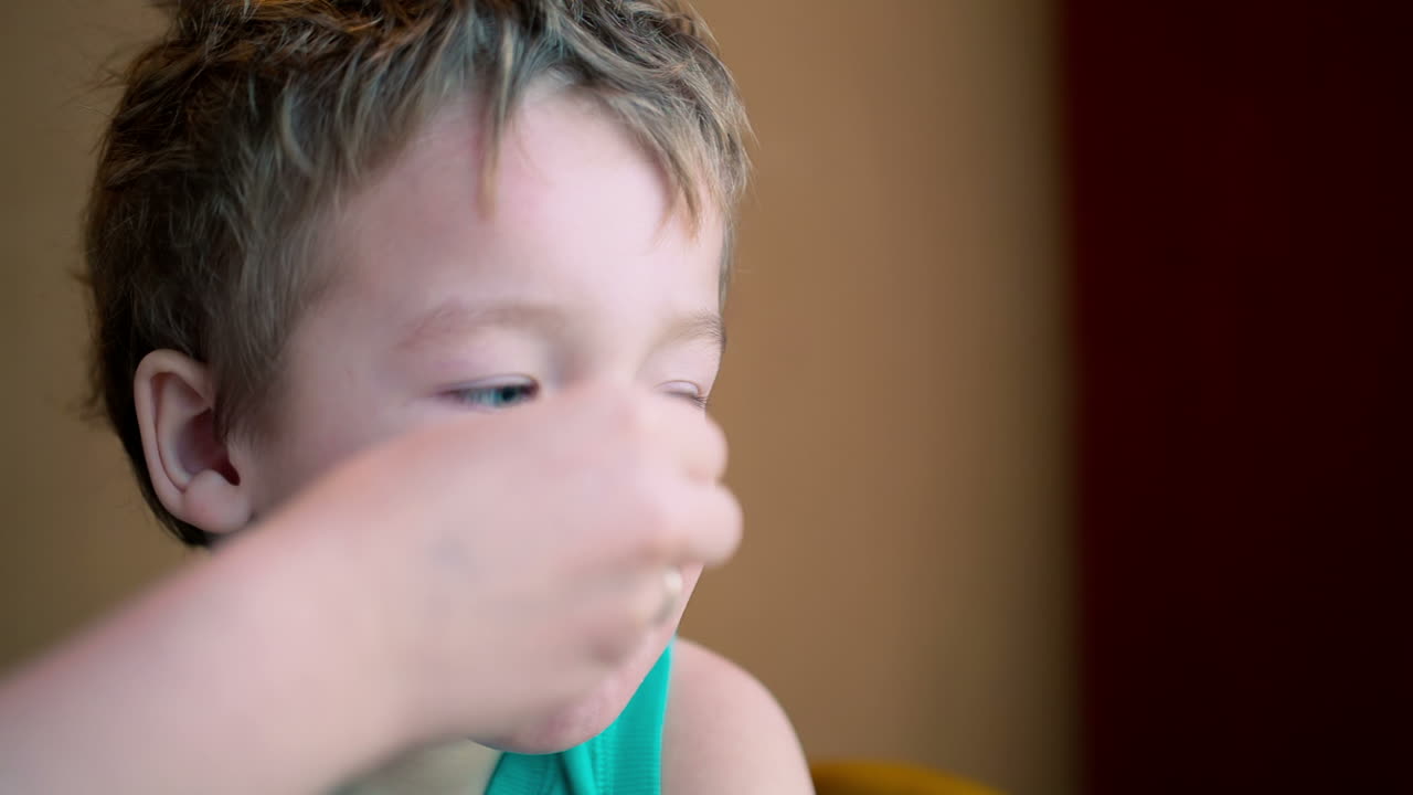 작은 소년에게 먹이를 주고