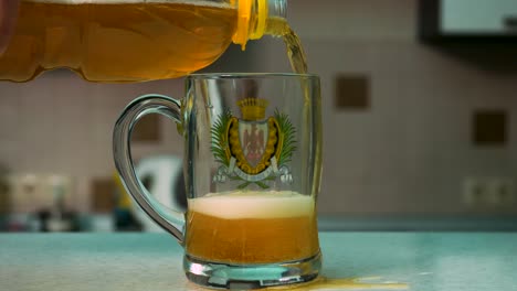 vertiendo cerveza en un vaso con el escudo de armas de malta