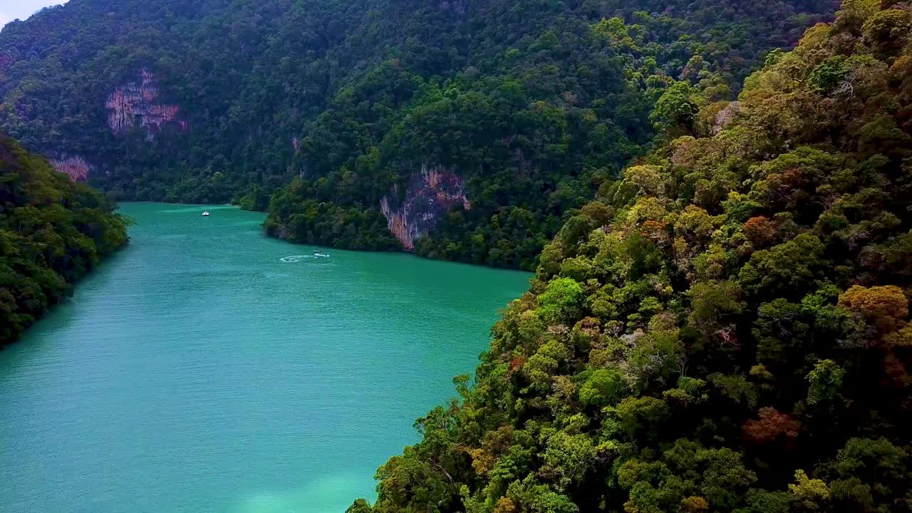 bellissima spiaggia con mare blu turchese circondata da un insieme di isole paradisiache a langkawi