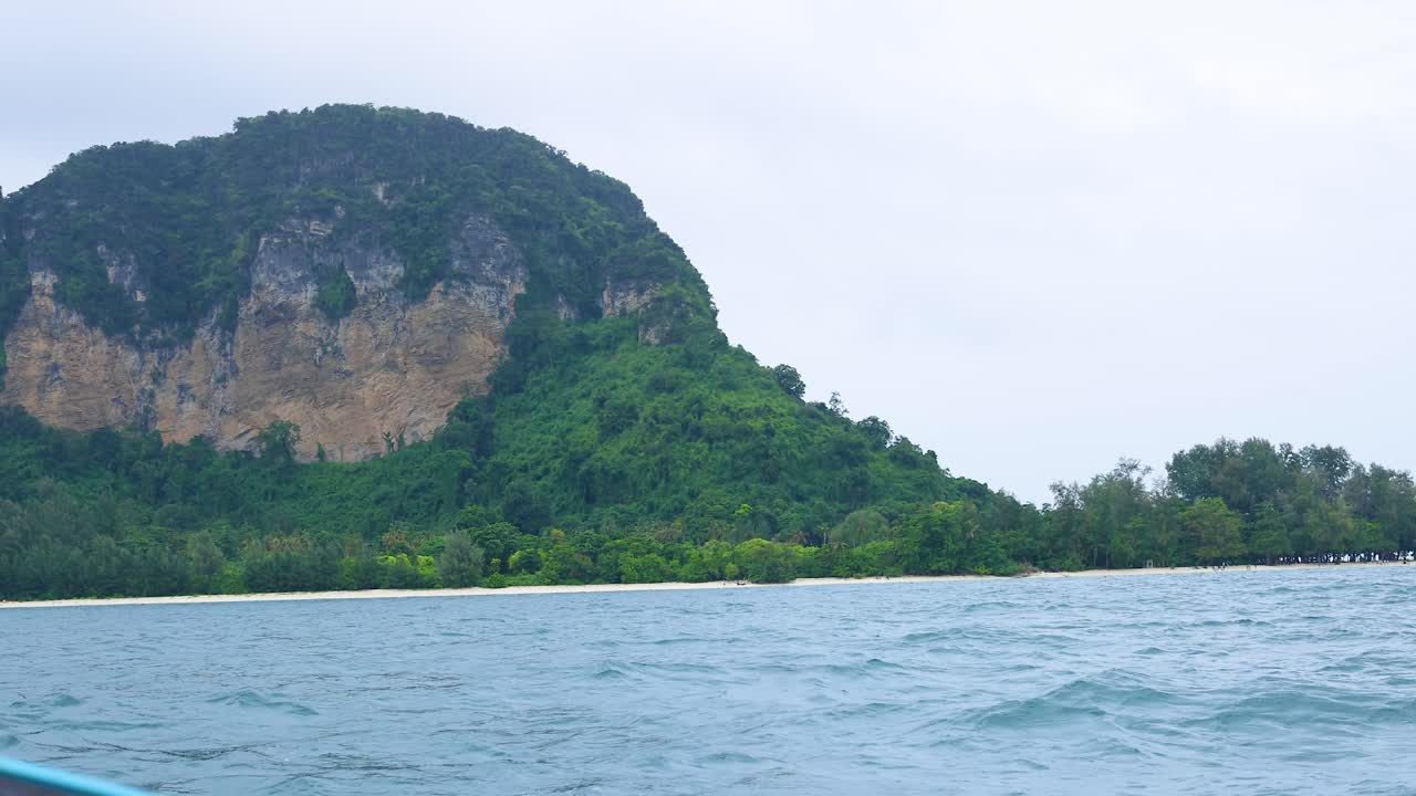 크라비의 레일리 해변 근처의 바다에서 볼 수 있는 울창한 섬 풍경