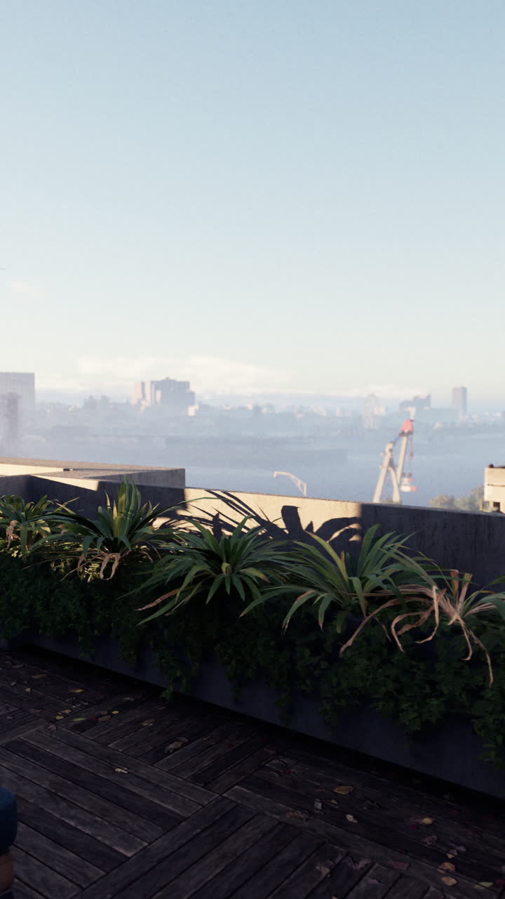 balcón con sillas de mesa y paraguas