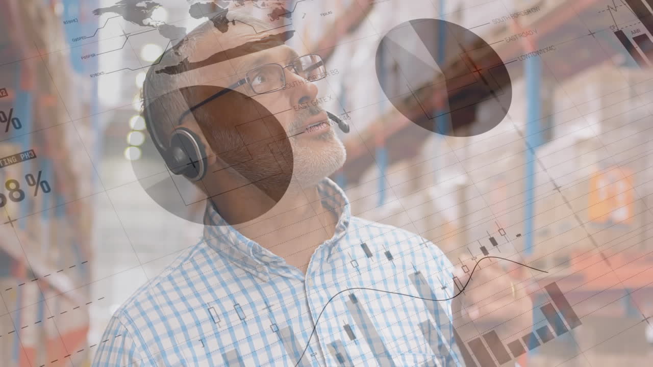animación de un hombre caucásico hablando con auriculares en el área del almacén sobre estadísticas