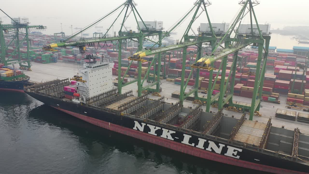 항구에 있는 컨테이너 선박