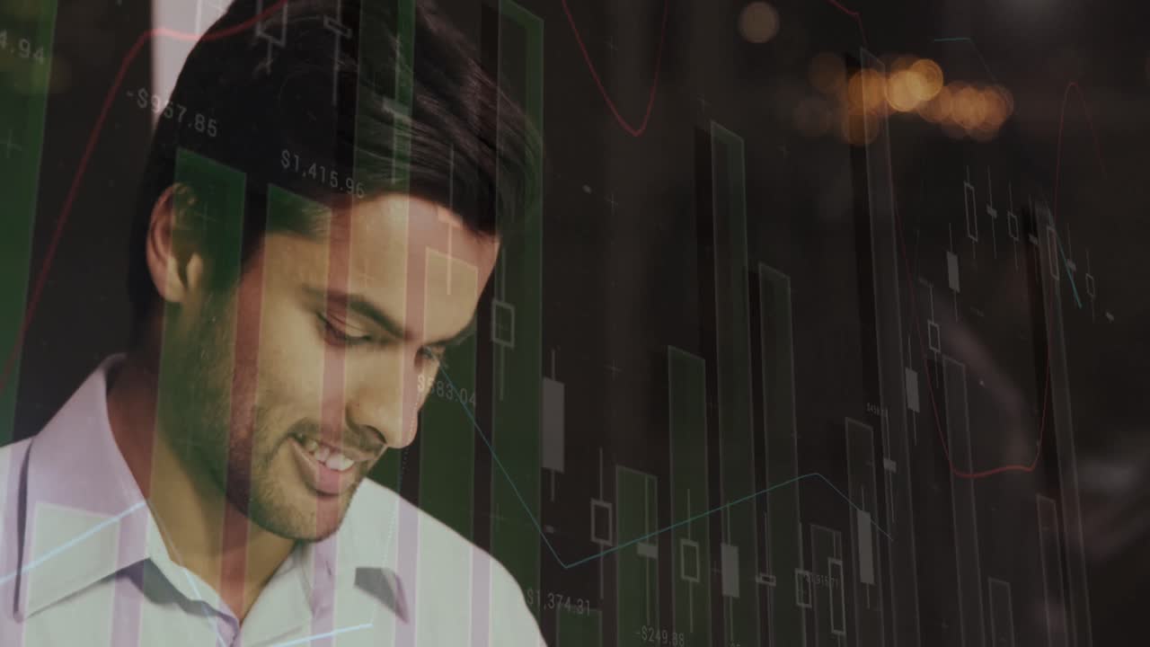 animación del procesamiento de datos financieros sobre empresario biracial en el cargo