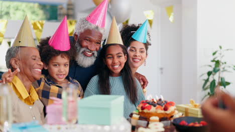 Alles-Gute-Zum-Geburtstag,-Foto-Und-Familie-Mit-Kuchen