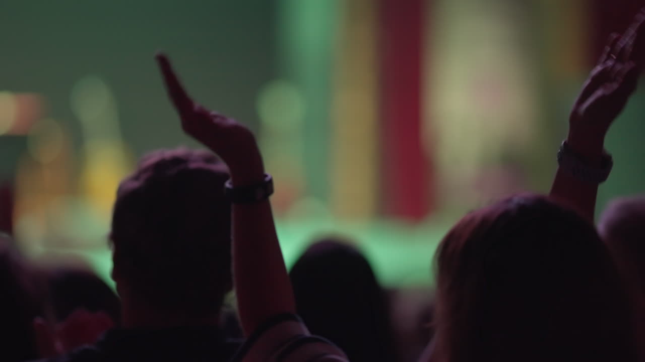 Pubblico che applaude e agita le mani a un evento dal vivo