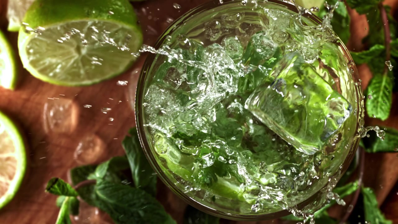 Jääpala putoaa Mojitoon limen ja mintun kera hidastettuna