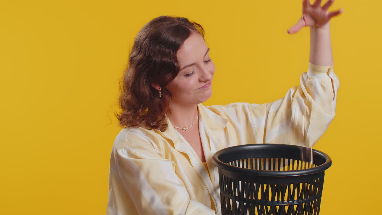 여성은 의료 시력 레이저 치료 치료 수술 후 쓰레기통에 안경을 던지고 있습니다.