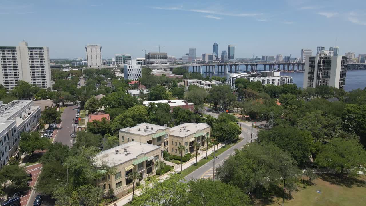 플로리다 주 잭슨빌의 강변 화창한 날 추적 오른쪽