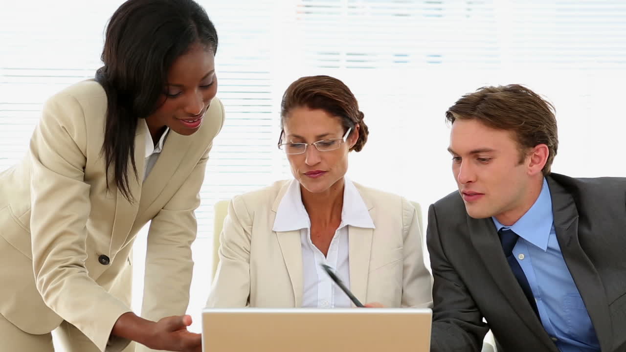 hombres de negocios discutiendo su trabajo