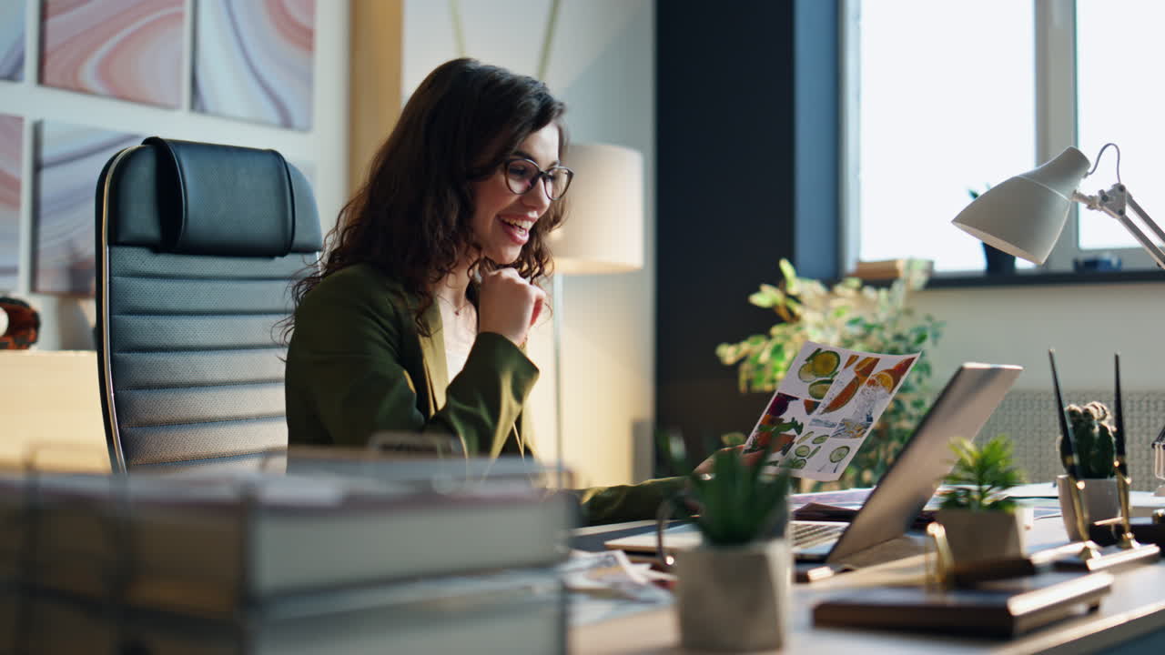 mulher de negócios a conversar no escritório, laptop em close-up. diretor a falar em vídeo.