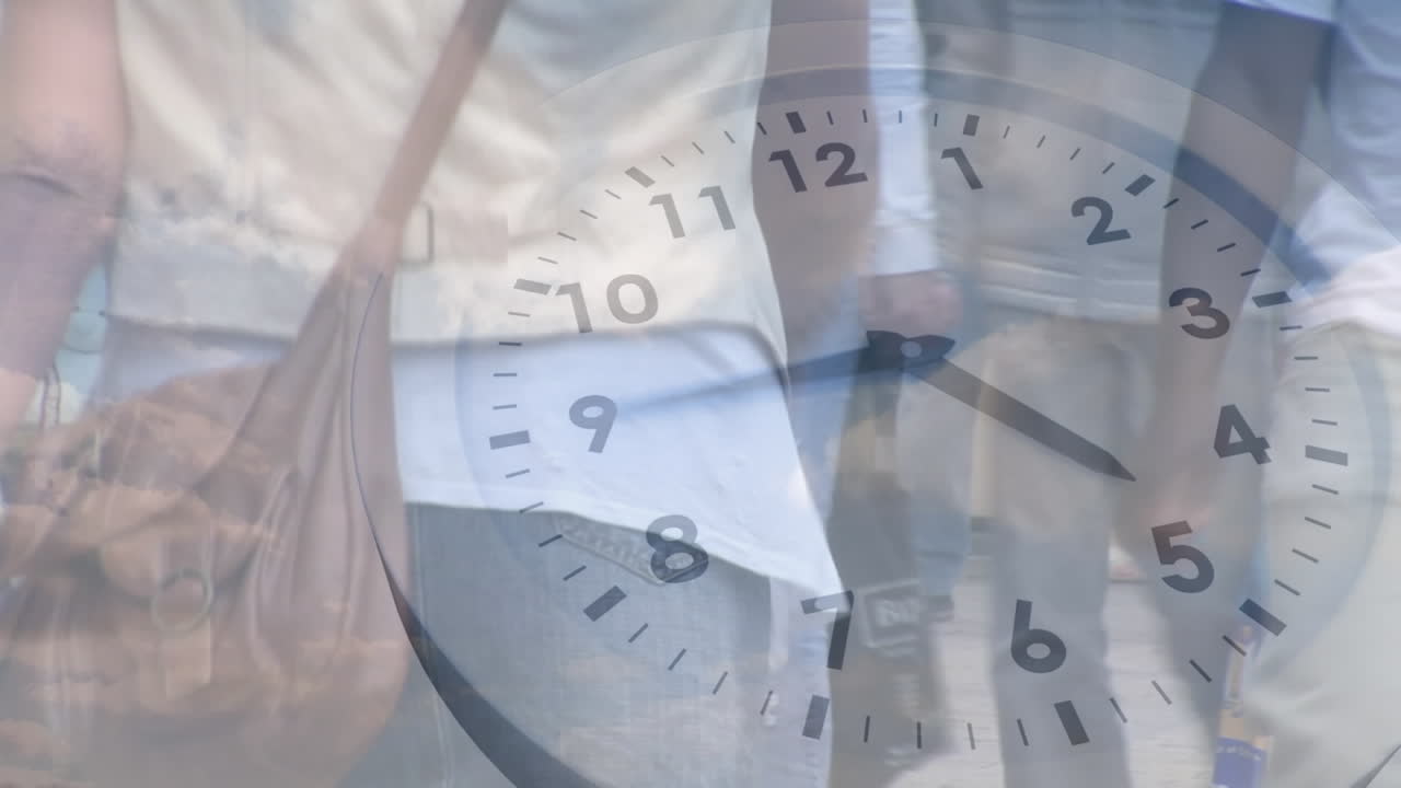 거리에서  ⁇ 고 있는 다양한 사람들 위에 구름이 있는 움직이는 시계와 하늘의 애니메이션