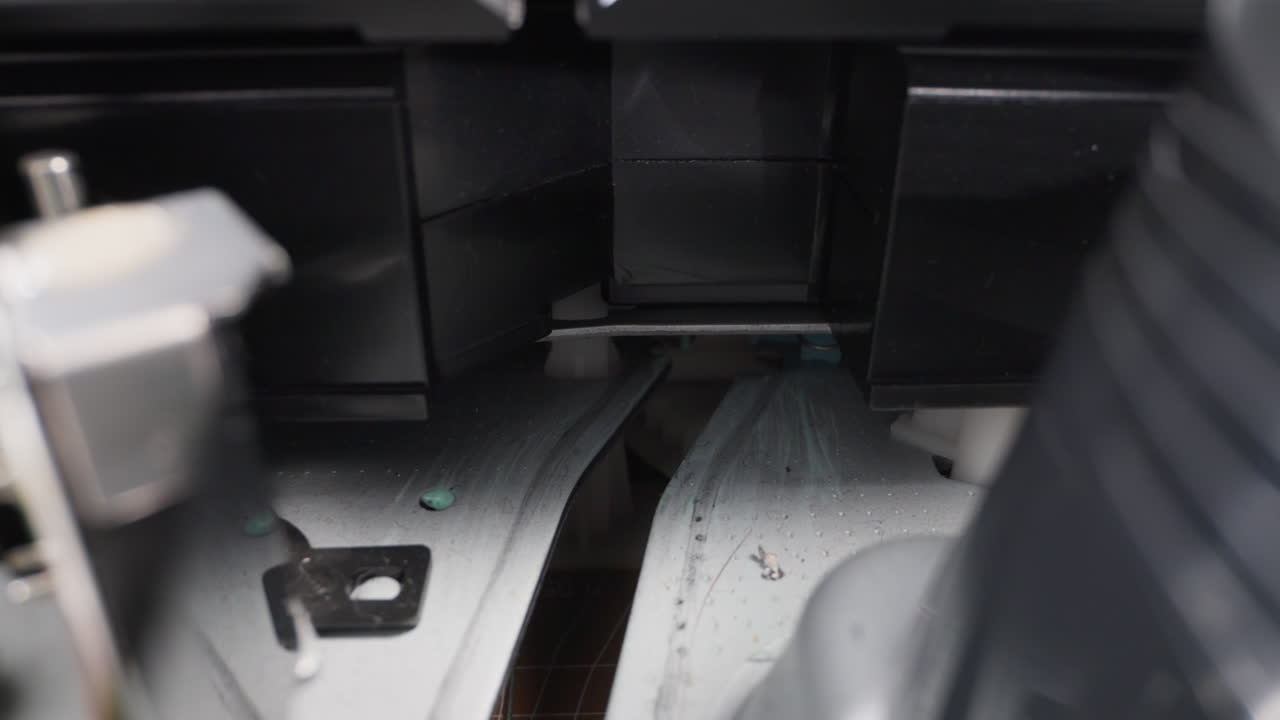 vista interior de una grabadora de videocassete antigua en el estudio