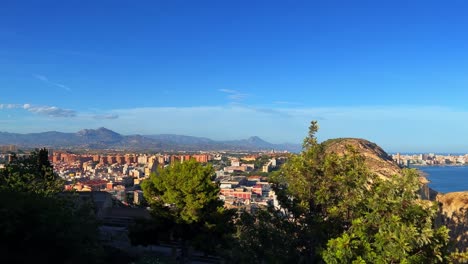 Vista-Elevada-De-La-Ciudad-De-Alicante-En-España-Y-El-Mar-Balear-Durante-El-Día-4k-30-Fps