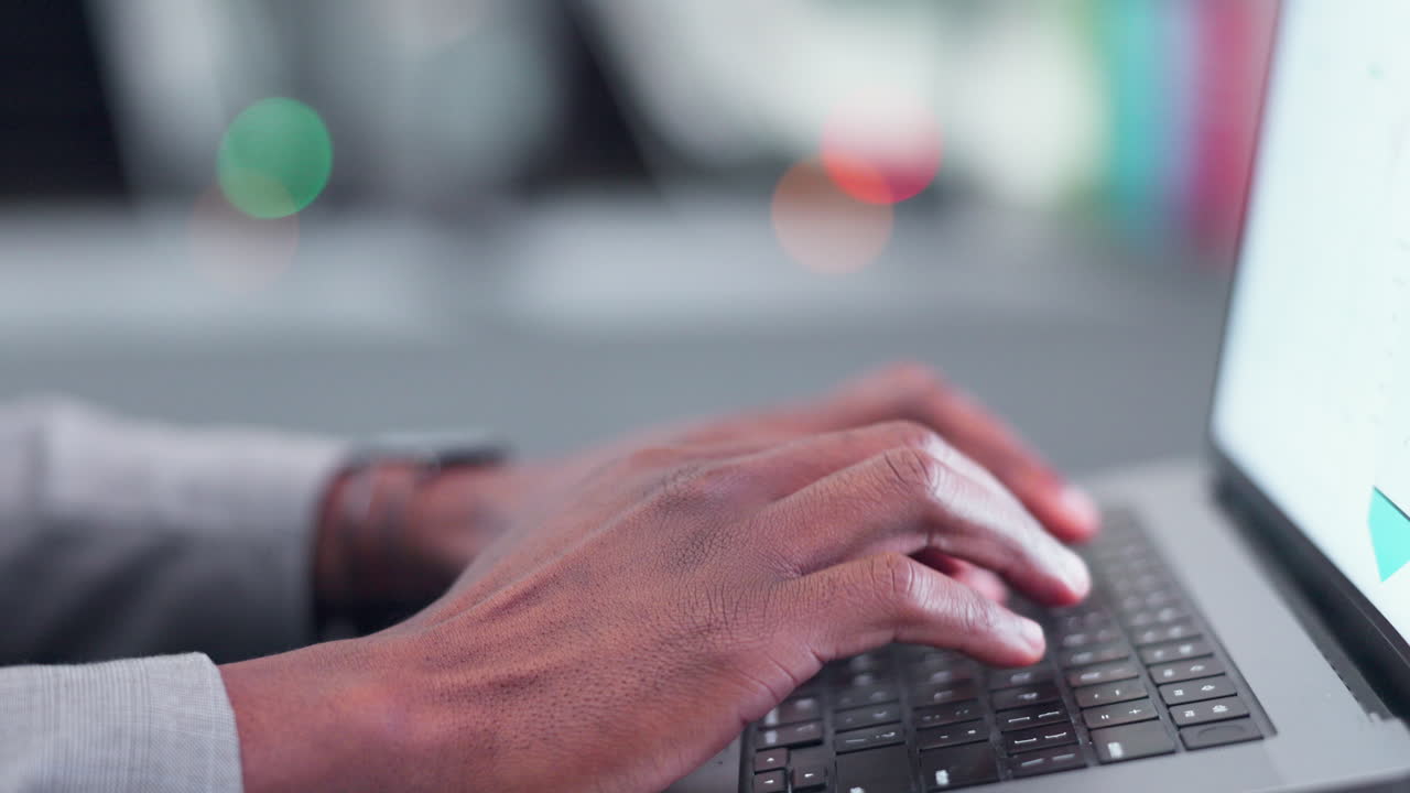 Ricerca, laptop e mani di professionista