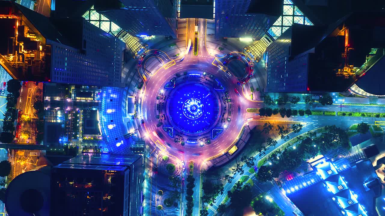 싱가포르에서 밤에 분수와 서클의 교통의 시간 지연의 공중 전망