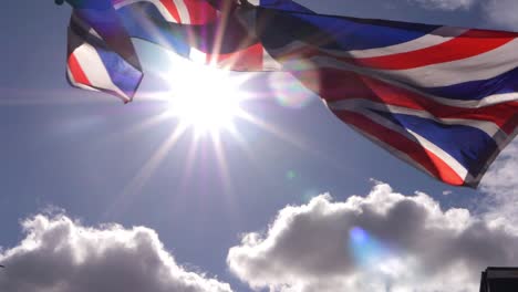 Britische-Nationalflagge-Des-Union-Jack,-Die-Gegen-Den-Himmel-Weht