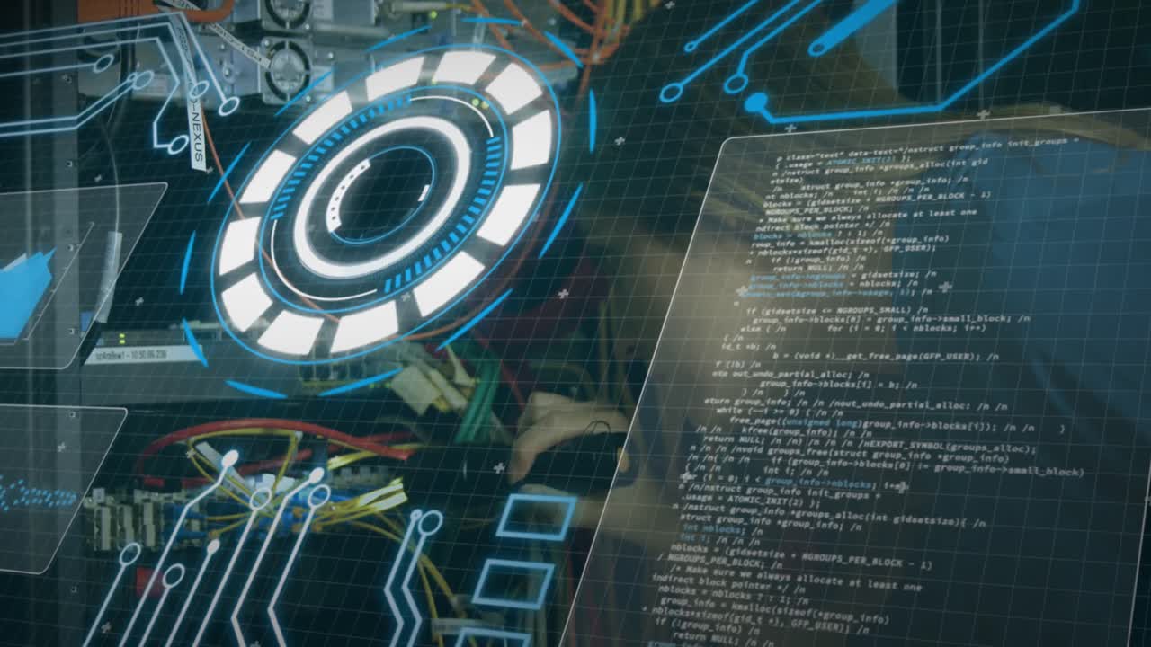 animazione dell'interfaccia digitale su una lavoratrice della sala server caucasica