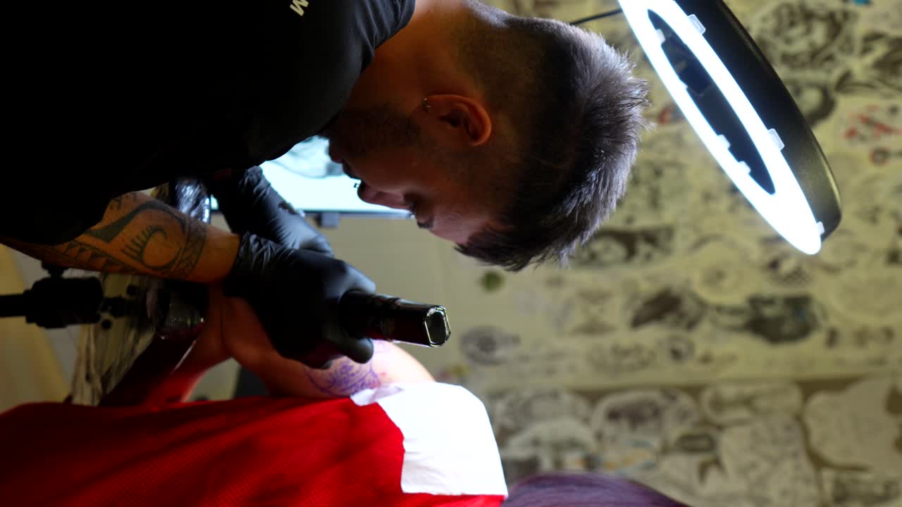 Tattoo-kunstenaar aan het werk
