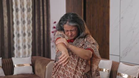 Old-Indian-woman-having-hand-pain