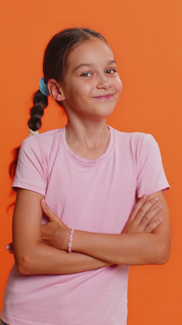 alegre divertida niña matona mostrando la lengua haciendo caras tontas haciendo tonterías bromeando burlándose