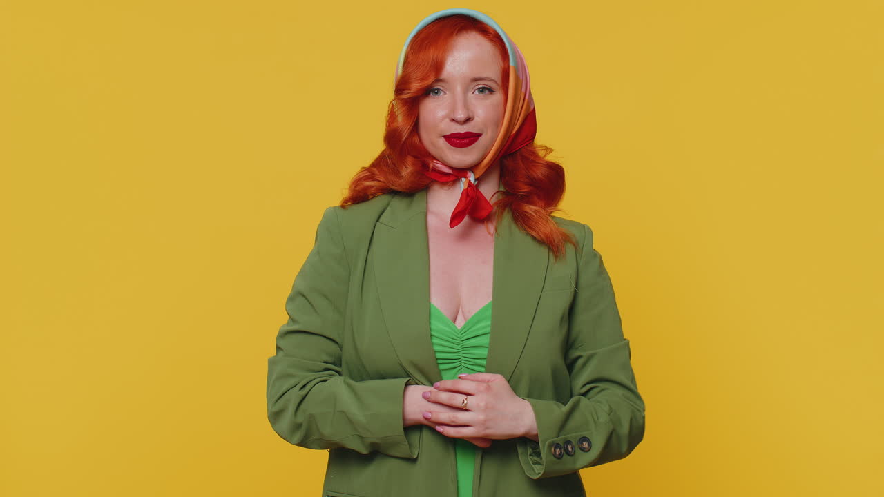 ⁇ 은 머리의 젊은 여성이 승리의 표시를 보여주고, 성공과 승리를 희망하며, 평화의 제스처를 하고, 미소 짓고 있습니다.