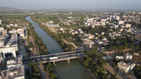 Drohnenansicht-Der-Flussstadt