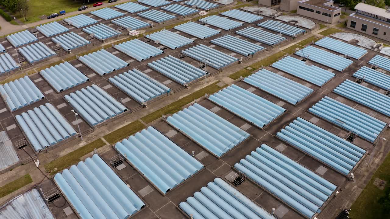vista aérea ascendente sobre la instalación de tratamiento de aguas residuales con tiro inclinado hacia abajo