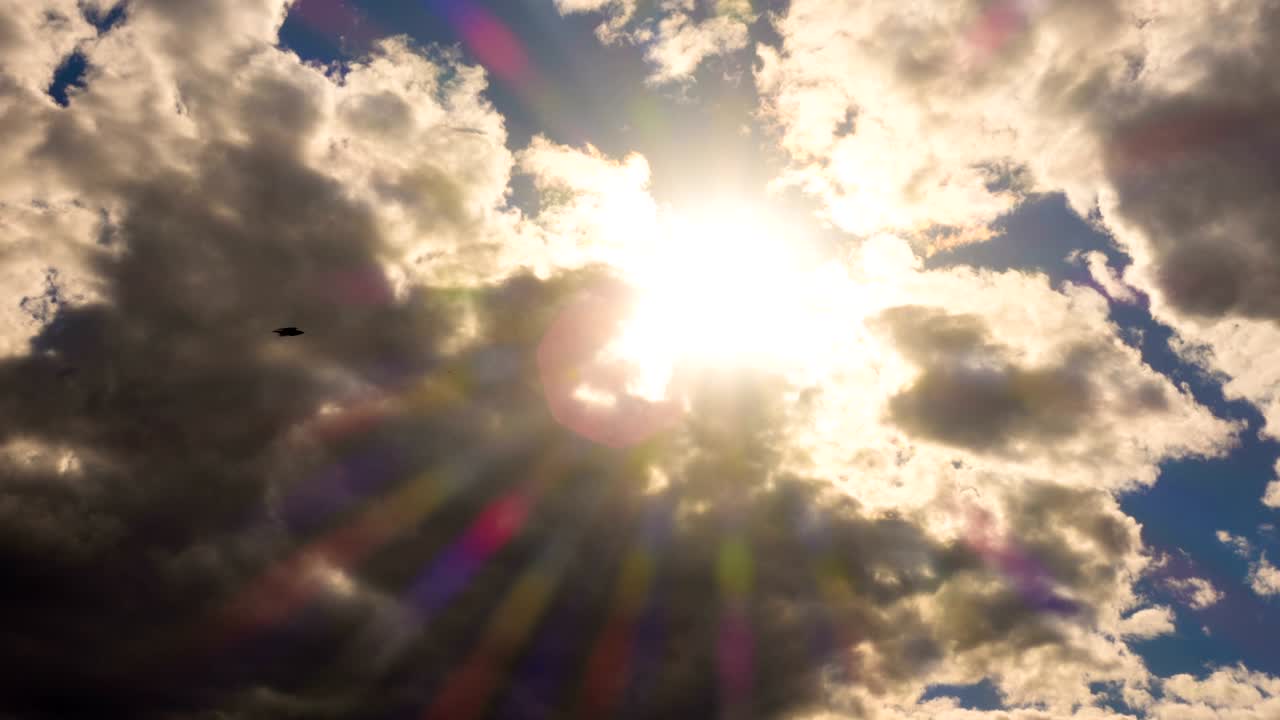 белые облака на голубом небе.