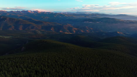 Cinematográfico-Aéreo-Zumbido-Amanecer-Mañana-Sol-Llamarada-Alto-Denver-Frente-Gama-Estribaciones-Montañas-Rocosas-Capas-I70-Idaho-Manantiales-Hojas-Perennes-Monte-Evans-14er-Desierto-Paso-De-India-Eco-Montaña-Al-Revés-Cacerola