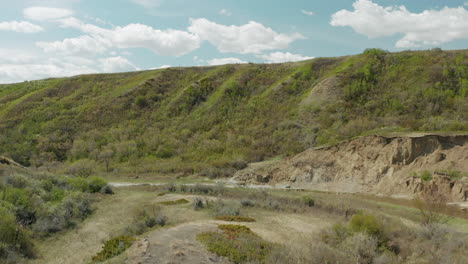 elevándose desde el valle con el río en el paisaje de saskatchewan, revelando llanuras rurales