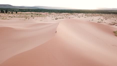 vue aérienne de personnes en randonnée sur une colline de sable dans le parc d'état des dunes de sable rose coran, utah usa