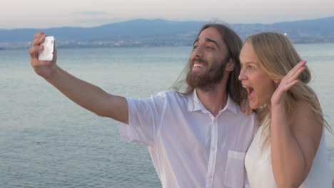 amigos haciendo selfies felices y positivos en la playa
