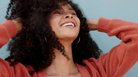 cuidado del cabello feliz, libertad y sonrisa de una mujer